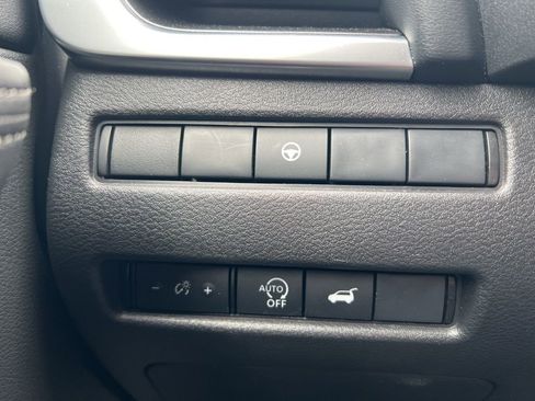 Used 2025 Nissan Rogue SV image 16