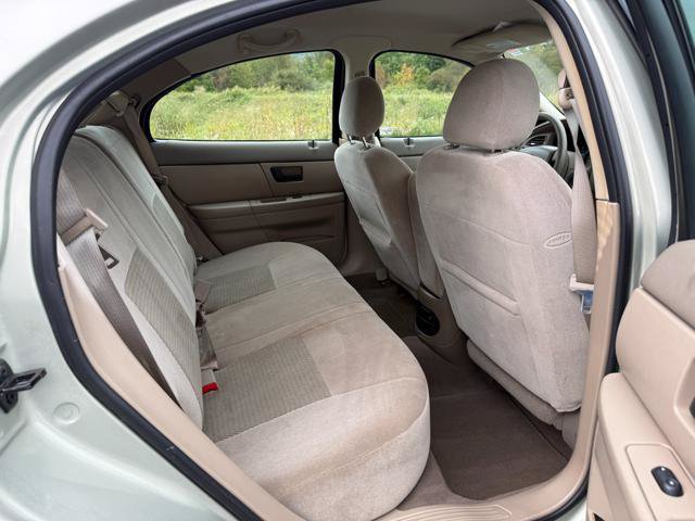 Used 2005 Ford Taurus SE FWD image 21