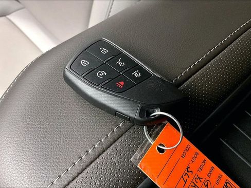 Used 2023 GMC Yukon SLT w/ SLT Luxury Package image 13