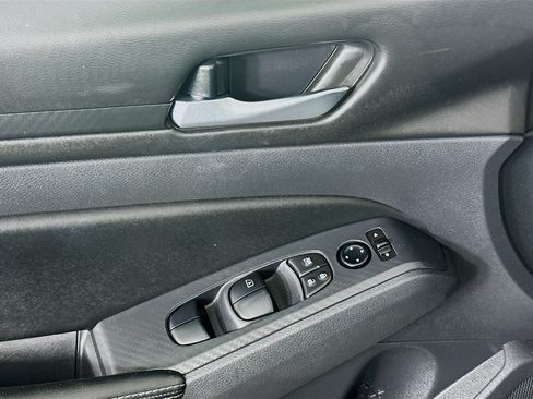 Used 2025 Nissan Altima 2.5 SV FWD image 15