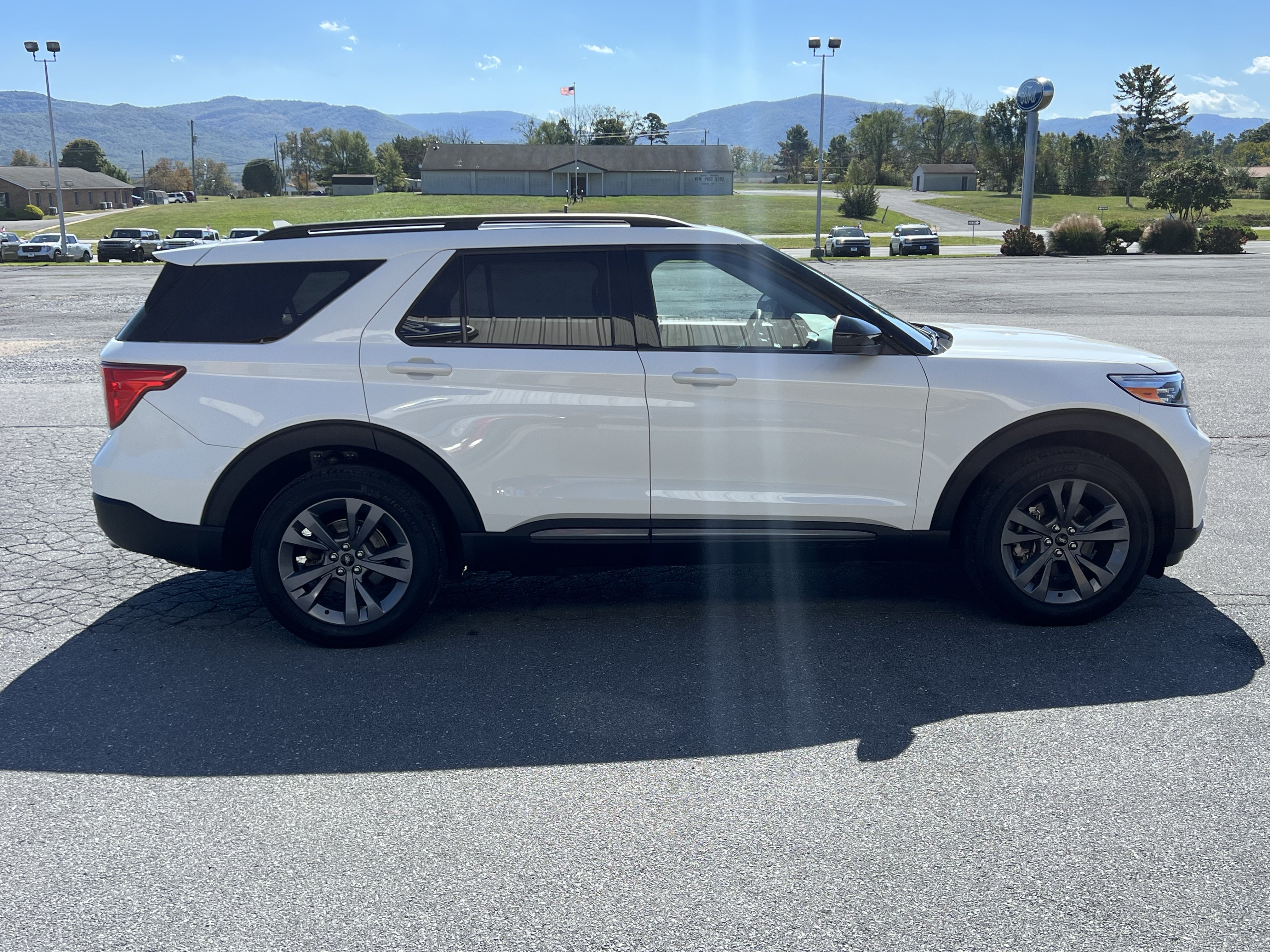 Used 2023 Ford Explorer XLT w/ Equipment Group 202A AWD/4WD image 5