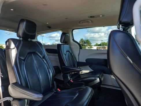 Used 2023 Chrysler Pacifica Touring-L FWD image 8