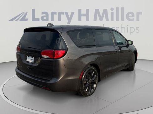 Used 2019 Chrysler Pacifica Touring Plus w/ S Appearance Package FWD image 5