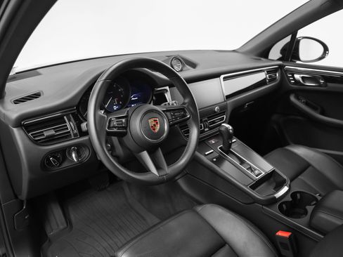 Certified 2024 Porsche Macan AWD/4WD image 4