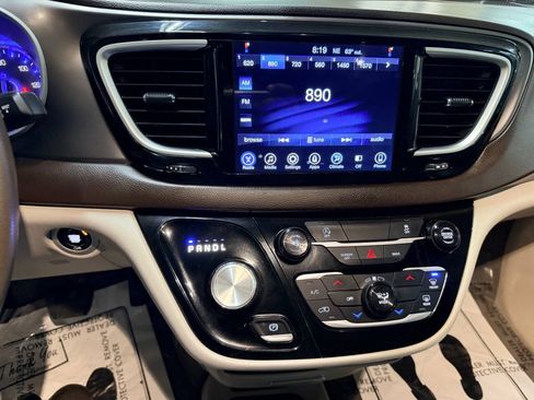 Used 2017 Chrysler Pacifica Touring FWD image 36