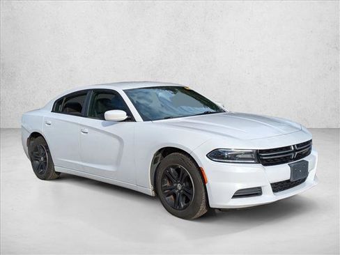 Used 2015 Dodge Charger SE image 3