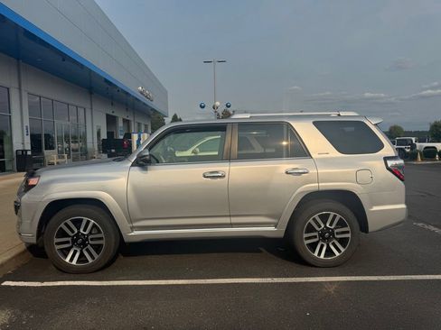 Used 2022 Toyota 4Runner Limited AWD/4WD image 2