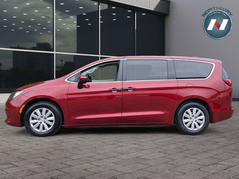 Used 2020 Chrysler Voyager L FWD image 2