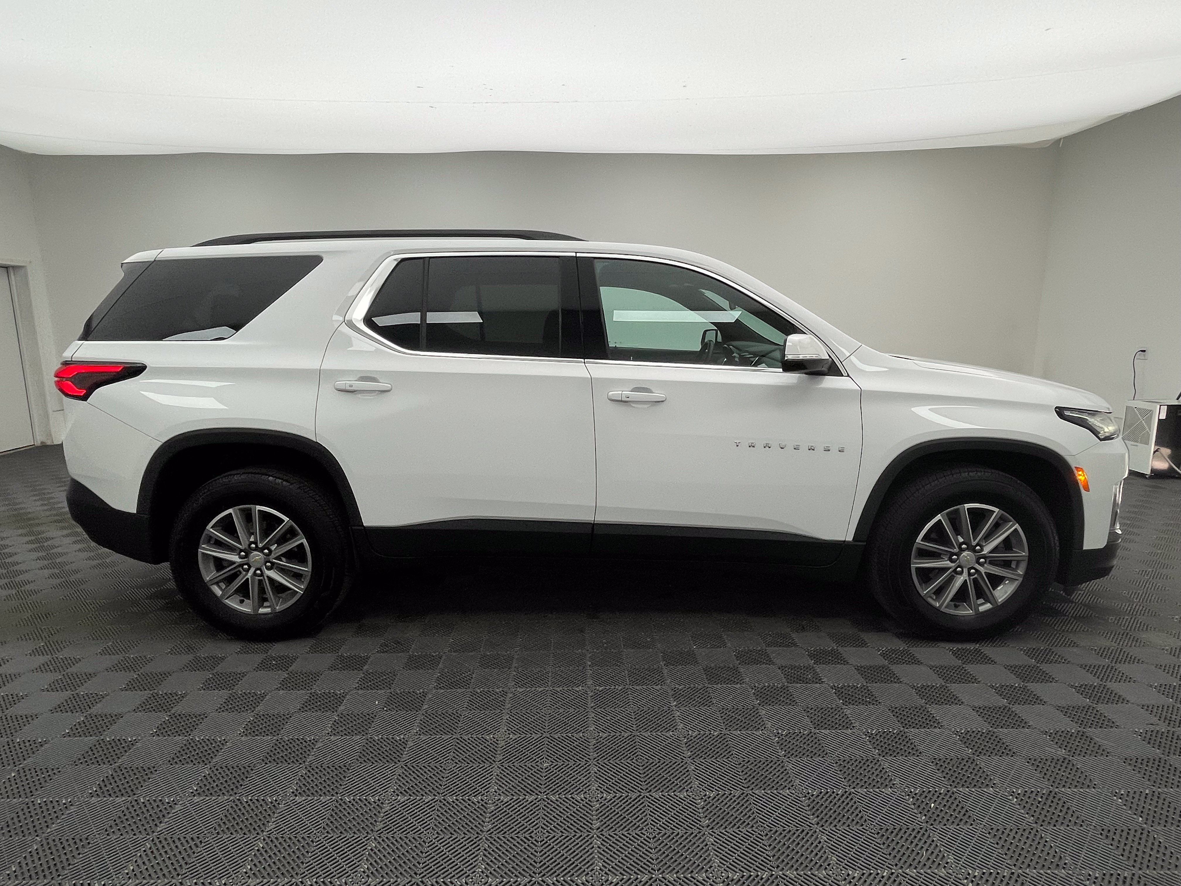 Used 2023 Chevrolet Traverse LT FWD image 6