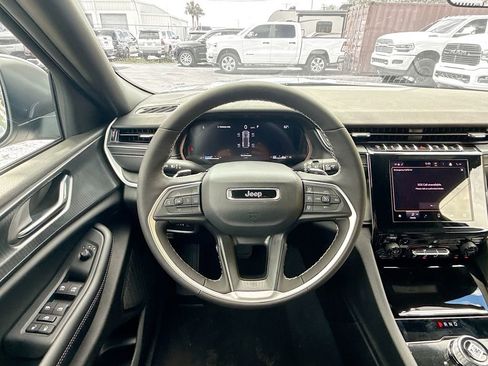 New 2025 Jeep Grand Cherokee Laredo w/ Luxury Tech Group I RWD image 11