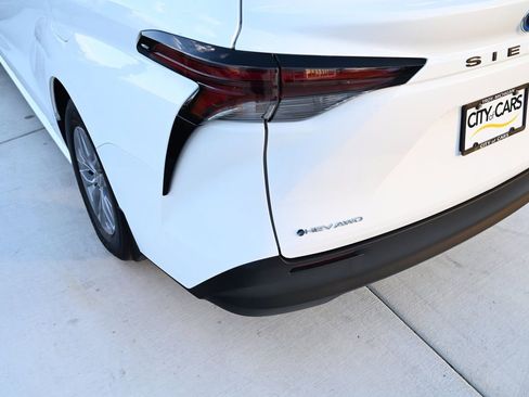 Used 2025 Toyota Sienna LE image 13