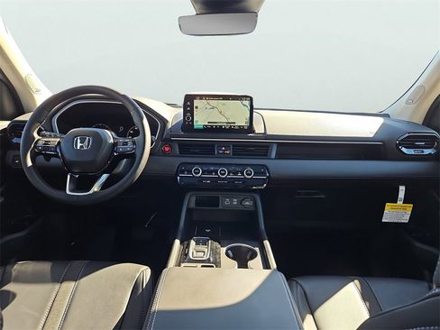 New 2025 Honda Pilot Touring image 6