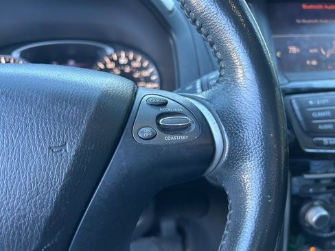 Used 2018 Nissan Pathfinder SV image 13