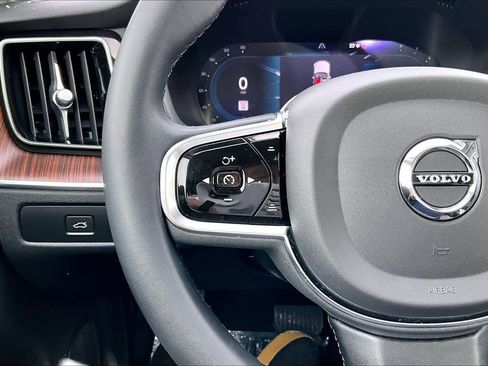 Certified 2023 Volvo XC60 B5 Plus image 22