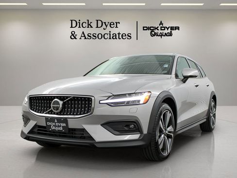 Used 2025 Volvo V60 B5 Cross Country Plus AWD/4WD image 6