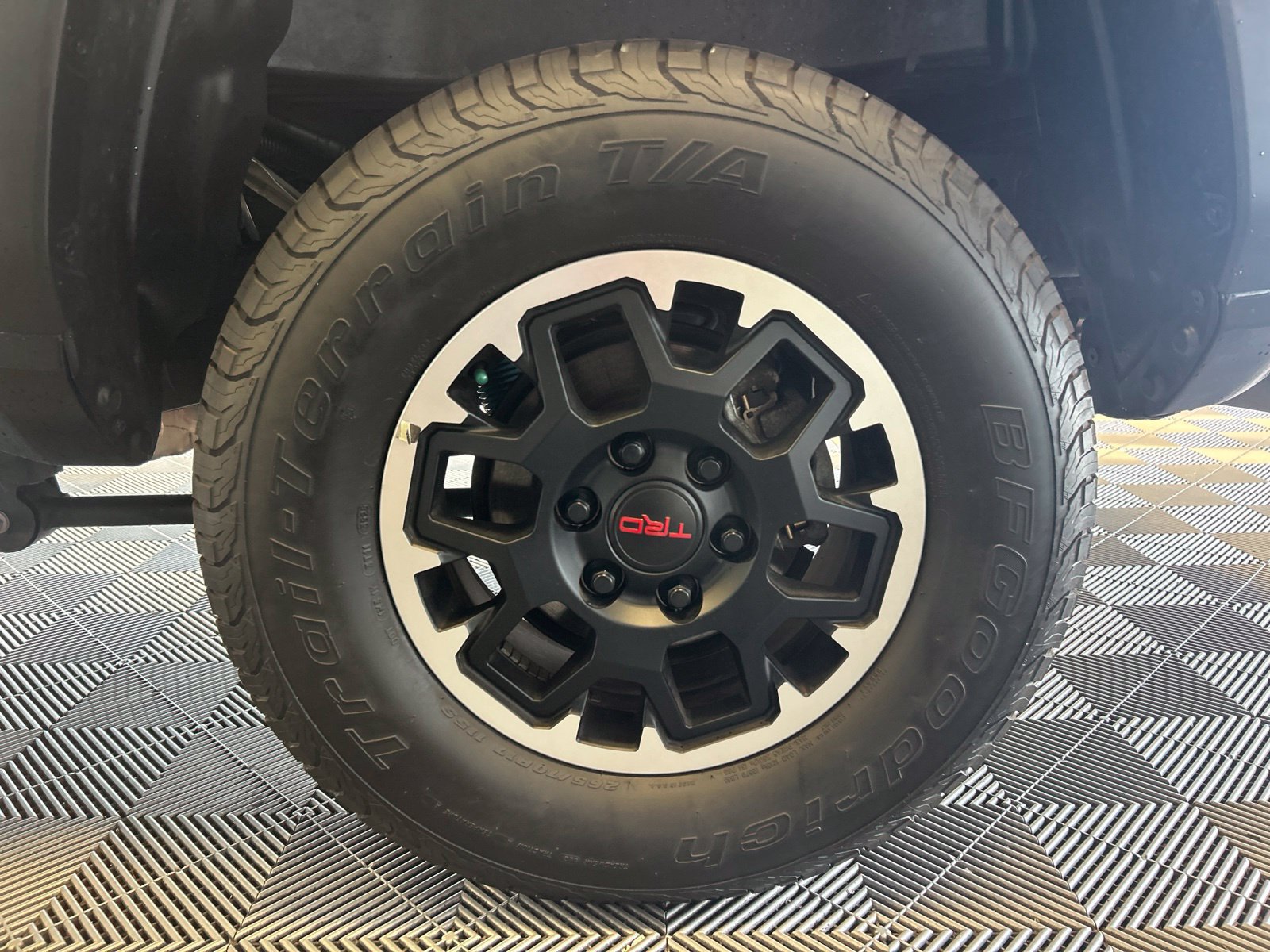 Used 2025 Toyota Tacoma TRD Off-Road w/ TRD Off Road Upgrade Package AWD/4WD image 8
