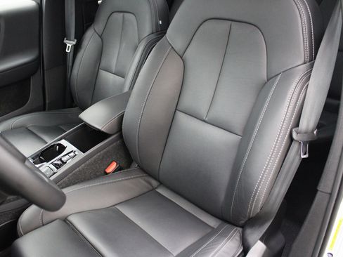 Used 2025 Volvo XC40 B5 Plus image 12