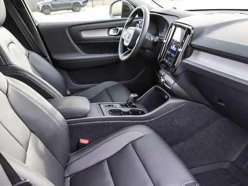 New 2026 Volvo XC40 B5 Core w/ Climate Package AWD/4WD image 17