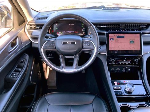 Used 2023 Jeep Grand Cherokee image 6