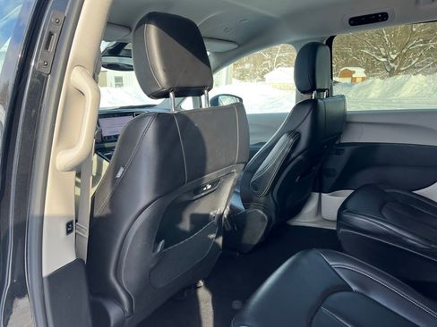 Used 2023 Chrysler Pacifica Touring-L image 32