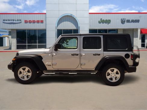 Used 2018 Jeep Wrangler Unlimited Sport S AWD/4WD image 3