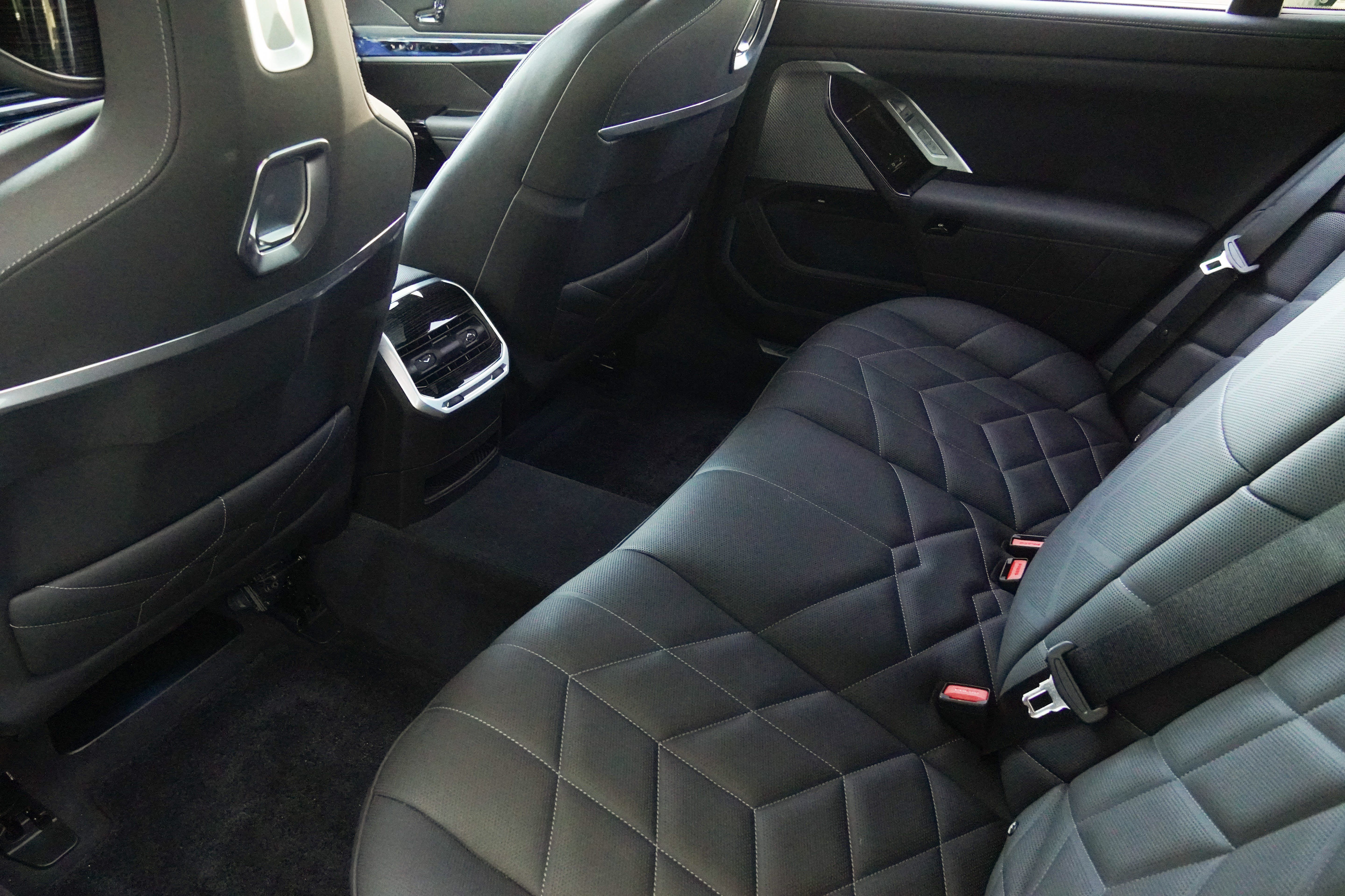 Certified 2024 BMW 740i RWD image 33