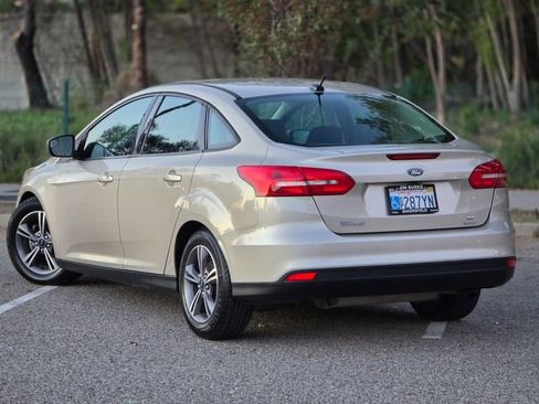 Used 2018 Ford Focus SE w/ SE Appearance Package image 11