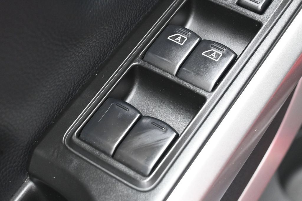 Used 2024 Nissan Titan SV w/ SV Convenience Package AWD/4WD image 14