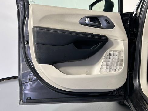 Used 2023 Chrysler Pacifica Touring-L FWD image 33