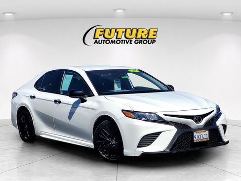 Used 2020 Toyota Camry SE FWD image 1