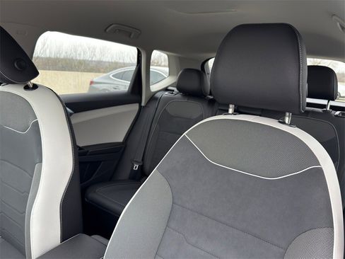 New 2026 Volkswagen Taos SE image 12