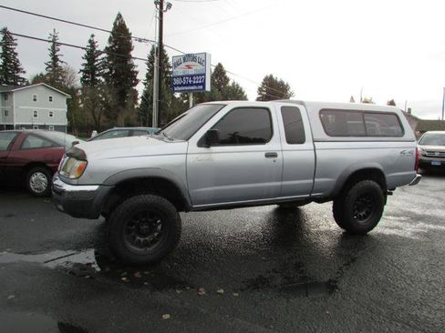 Used 2000 Nissan Frontier XE image 1