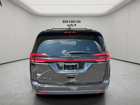 Used 2023 Chrysler Pacifica Touring-L w/ S Appearance Package AWD/4WD image 4