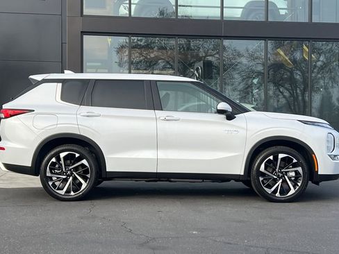 New 2025 Mitsubishi Outlander SE image 4
