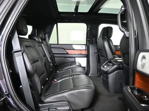 Used 2018 Lincoln Navigator Reserve w/ Technology Package AWD/4WD image 16