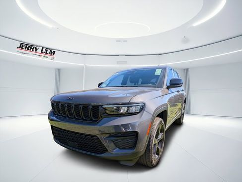 New 2025 Jeep Grand Cherokee Altitude image 6