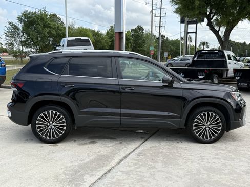 Used 2025 Volkswagen Taos SE FWD image 3
