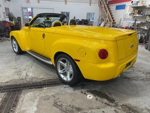 Used 2004 Chevrolet SSR w/ Preferred Equipment Group image 9