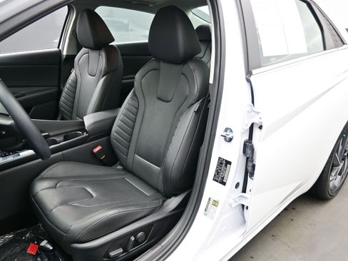 Certified 2025 Hyundai Elantra Limited image 12