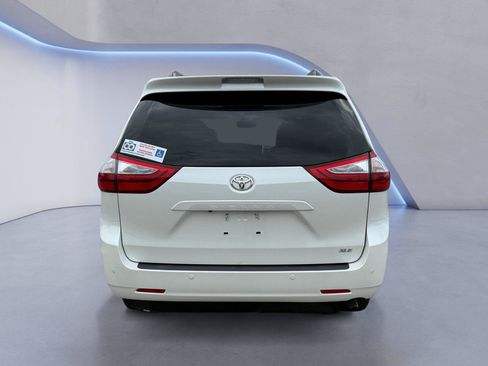 Used 2017 Toyota Sienna XLE w/ XLE Navigation Package FWD image 4