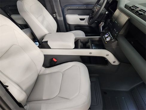 New 2026 Land Rover Defender 110 X-Dynamic SE image 3