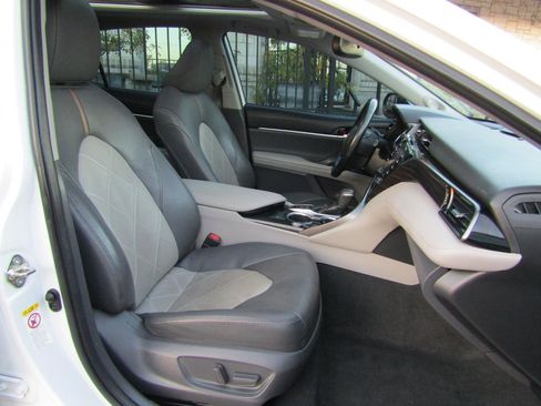 Used 2019 Toyota Camry XLE image 12