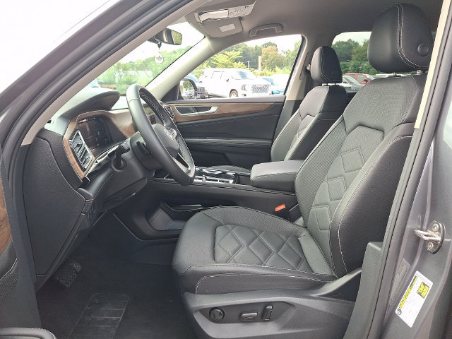 Used 2025 Volkswagen Atlas SE AWD/4WD image 2