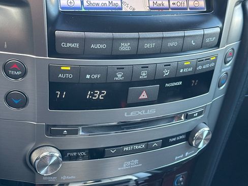 Used 2015 Lexus LX 570 4WD w/ Luxury Package image 28