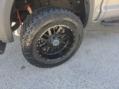 Used 2013 Toyota Tundra 4x4 CrewMax w/ SR5 Pkg image 7