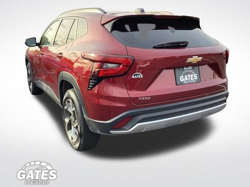 Used 2025 Chevrolet Trax LT w/ LT Convenience Package FWD image 8