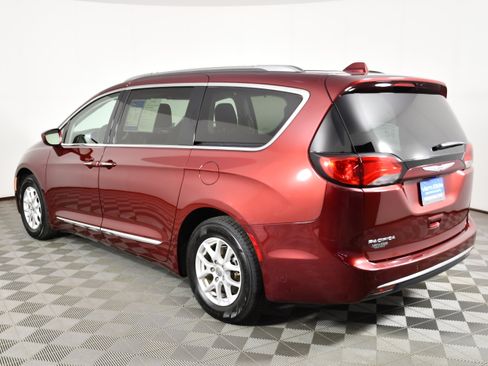 Used 2020 Chrysler Pacifica Touring-L FWD image 8