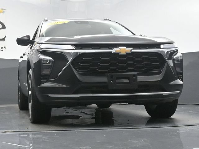 Used 2025 Chevrolet Trax LT FWD image 3