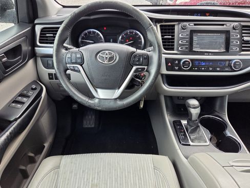 Used 2015 Toyota Highlander Plus FWD image 11