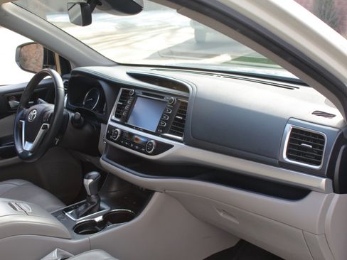 Used 2017 Toyota Highlander XLE image 36